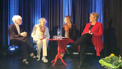 Jasmina Hostert (3.v.l.) im Gespräch mit Ursula Kupke, Frederica Steisslinger und Sabine Wölfle MdL (v.l.n.r.).
